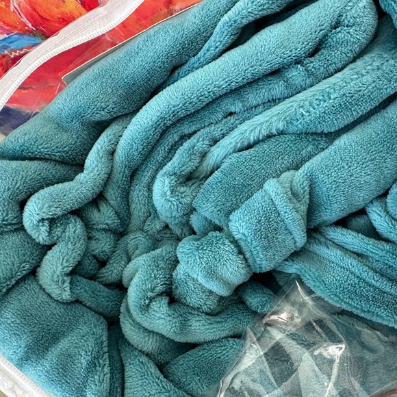 New - Concierge Collection King Microfleece Blanket Teal - Picture 2 of 2